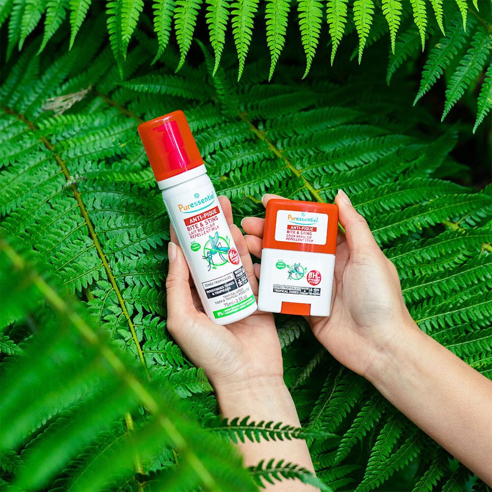 Deux produits: spray blanc et tube orange. Inscription ANTI-PIQUE. Fond vert.