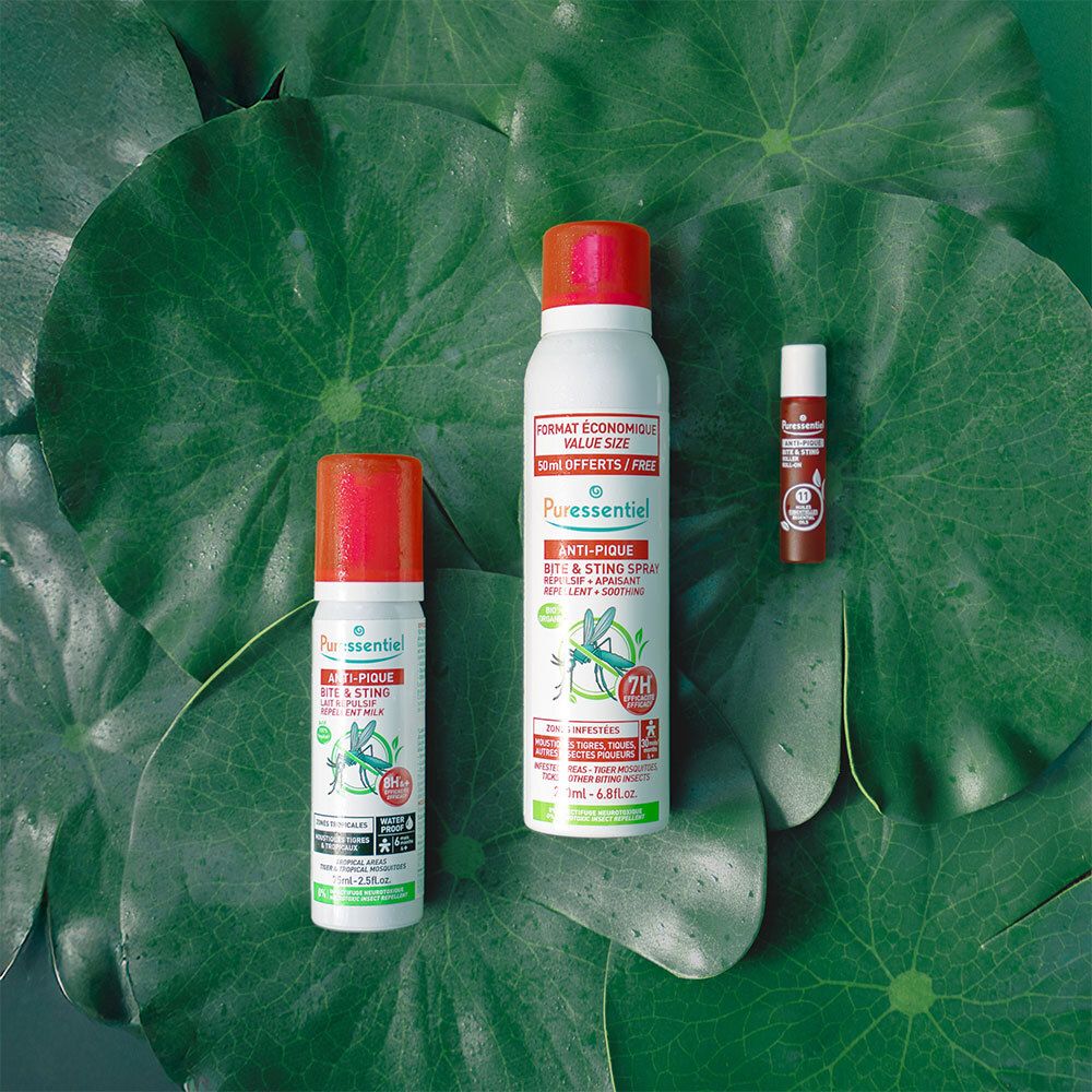 Trois produits: spray, spray et baume à lèvres. Inscription ANTI-PIQUE. Fond: feuilles de nénuphar.