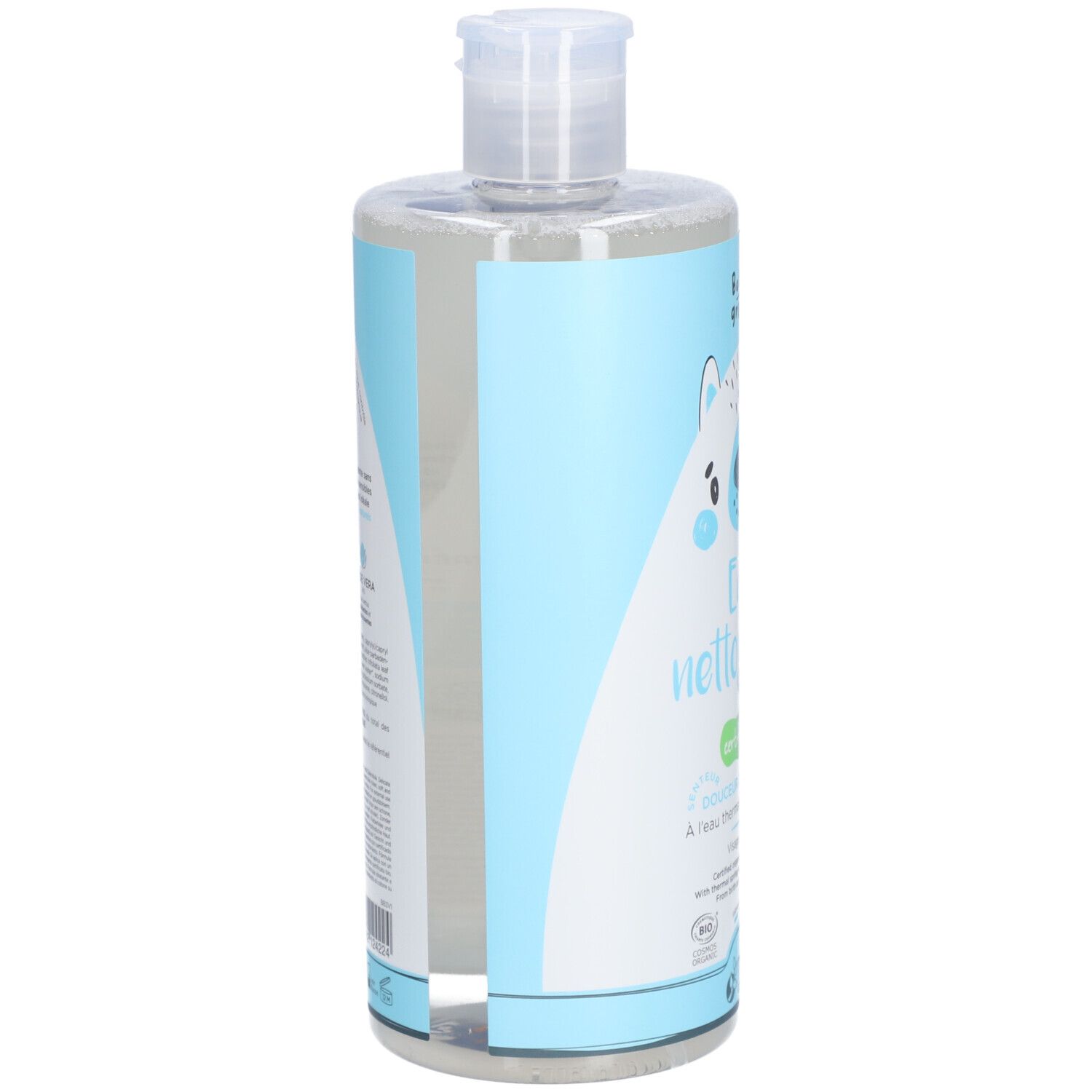 Vue latérale du flacon Baby Green Eau Nettoyante. Flacon bleu clair avec bouchon blanc. Texte partiellement visible.