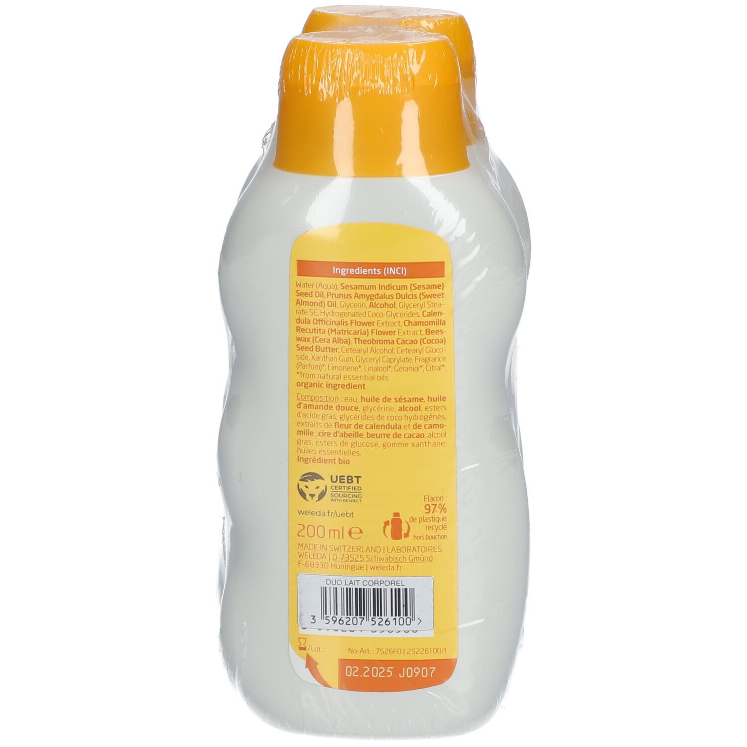 Deux flacons de lait corporel pour bébé emballés. Bouchon jaune, étiquette blanche avec ingrédients et certification.