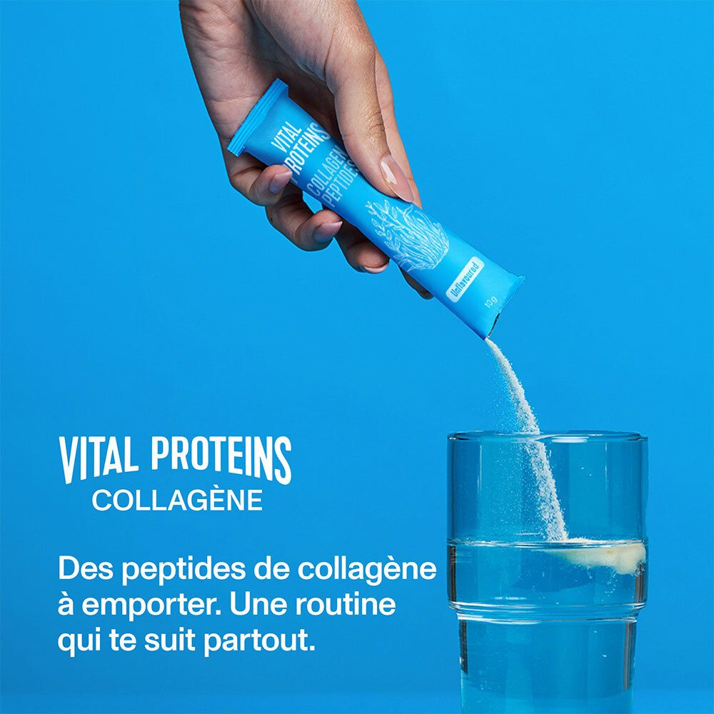 Main verse poudre d'un sachet dans un verre d'eau. Texte : "VITAL PROTEINS COLLAGÈNE". Texte : "Des peptides de collagène à emporter. Une routine qui te suit partout."
