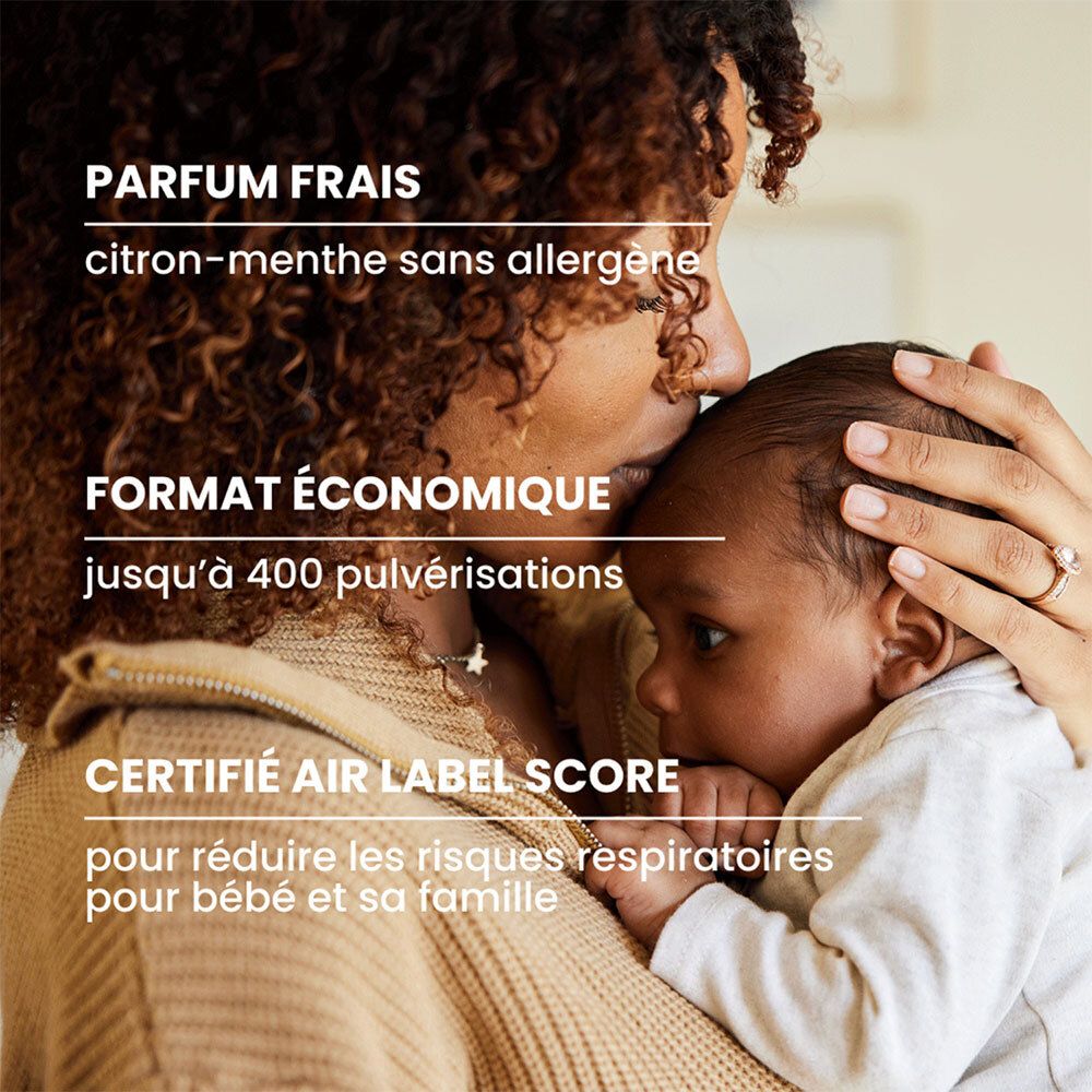 Mère tenant un bébé. Texte: Parfum frais, citron-menthe sans allergène. Format économique, jusqu'à 400 pulvérisations.