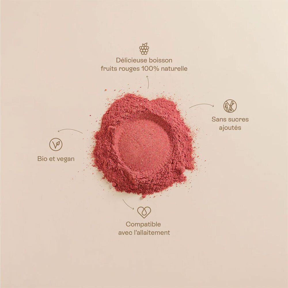 Tas de poudre rose. Symboles: Bio, vegan, sans sucres ajoutés, compatible avec l'allaitement. Texte: Delicieuse boisson fruits rouges.