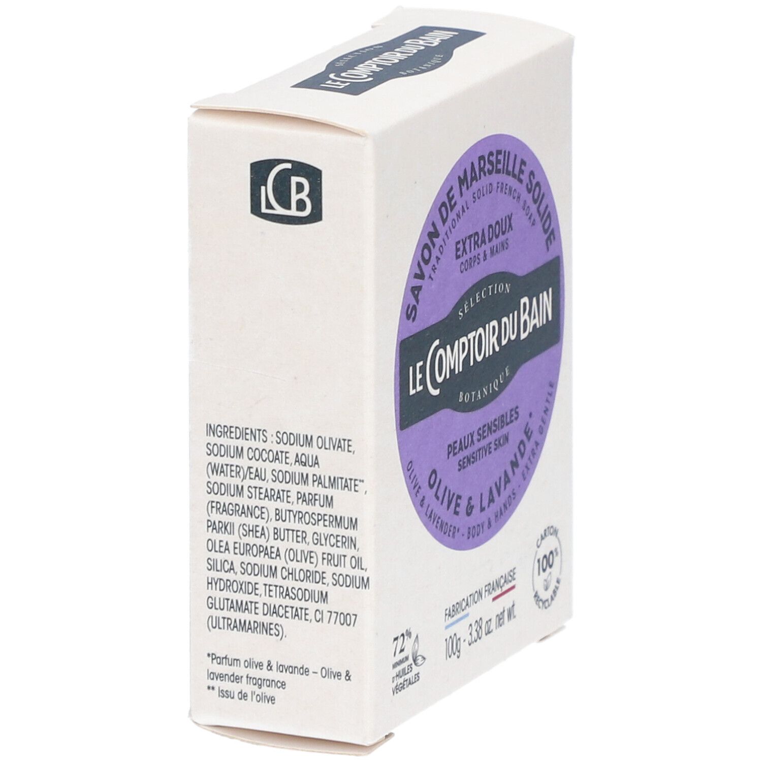 Boîte blanche en biais. Étiquette violette avec texte: Savon de Marseille, Olive & Lavande. Liste des ingrédients et 100% recyclable.