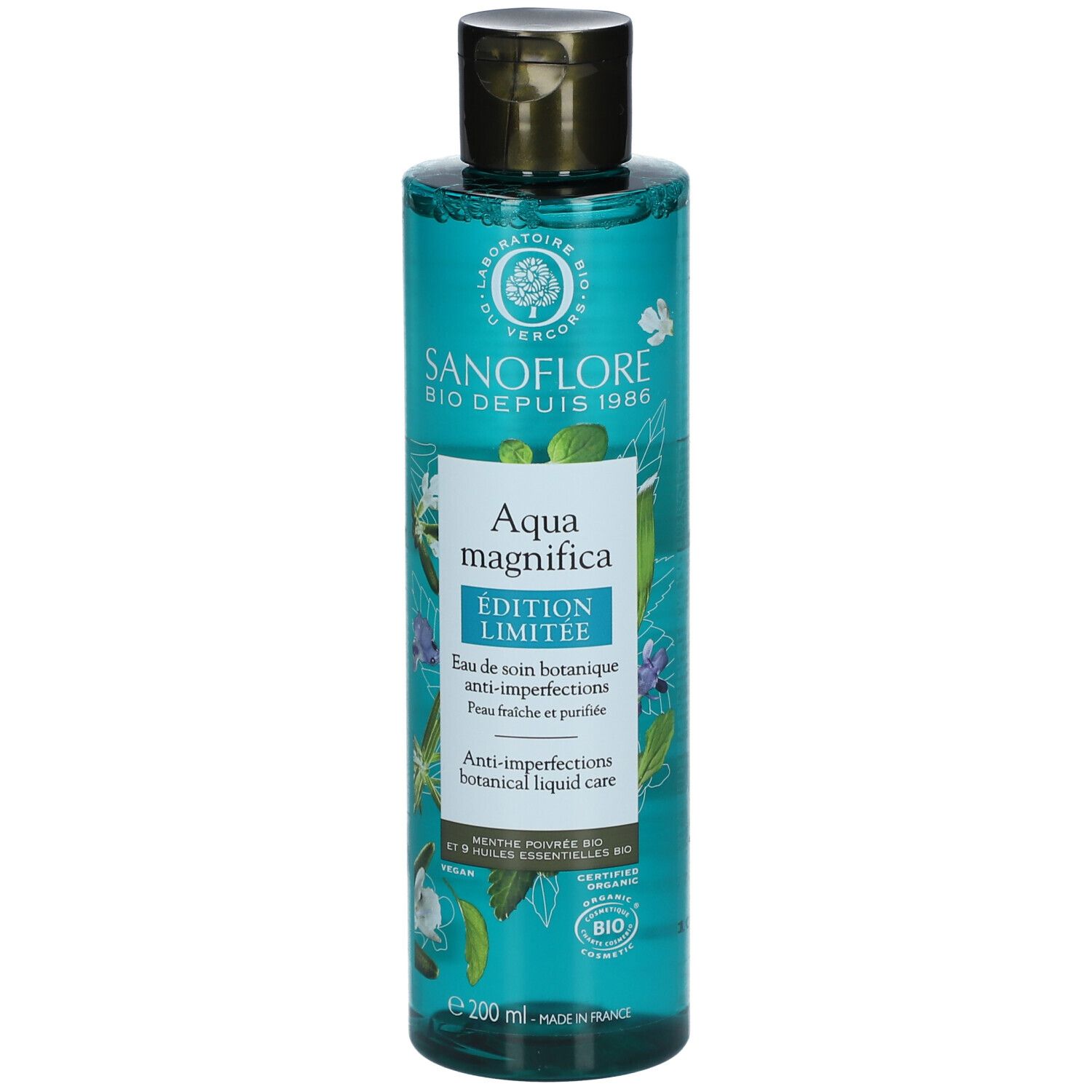 Flacon Sanoflore Aqua Magnifica. Liquide turquoise, bouchon marron. Étiquette avec texte et logo.