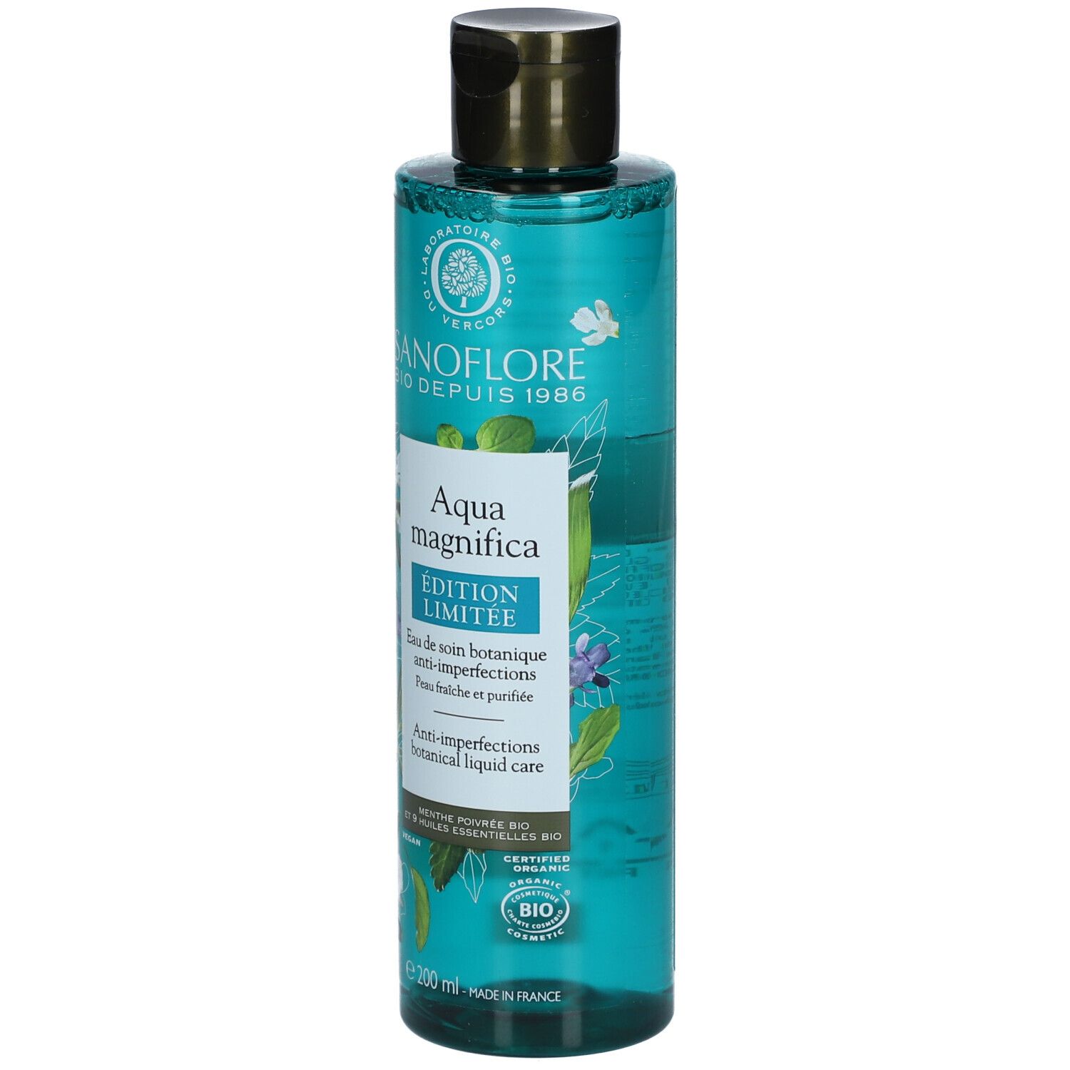 Flacon Sanoflore Aqua Magnifica. Liquide turquoise, bouchon marron. Étiquette avec texte et logo.