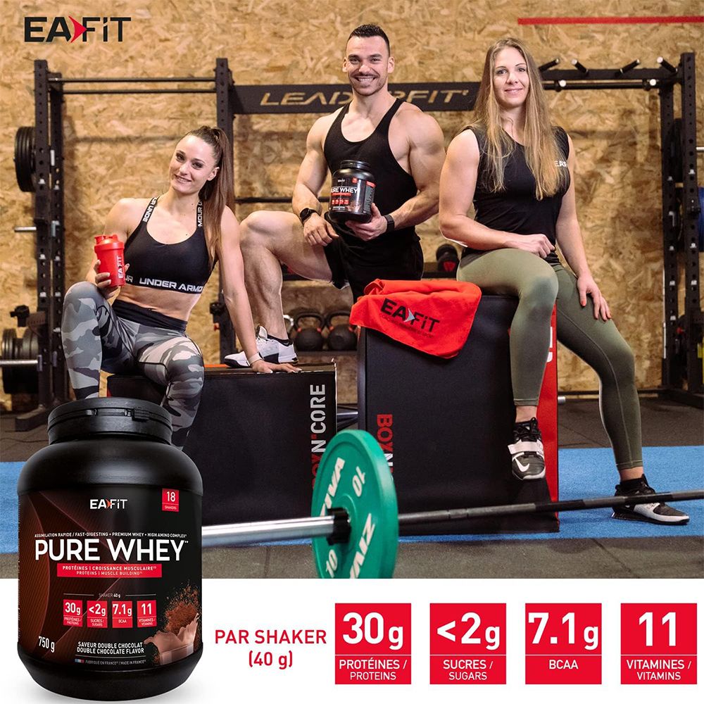 Trois personnes avec EA FIT Pure Whey. Une personne tient un shaker. Sur la boîte: 30g protéines, <2g sucres, 7.1g BCAA, 11 vitamines.