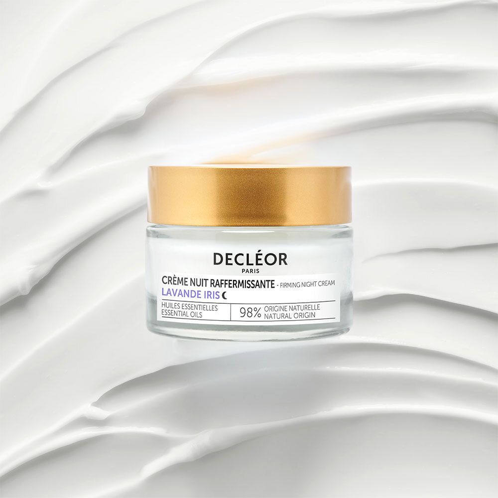 Pot de crème avec couvercle doré. Inscription : DECLÉOR PARIS, CRÈME NUIT RAFFERMISSANTE. Fond : texture crème.