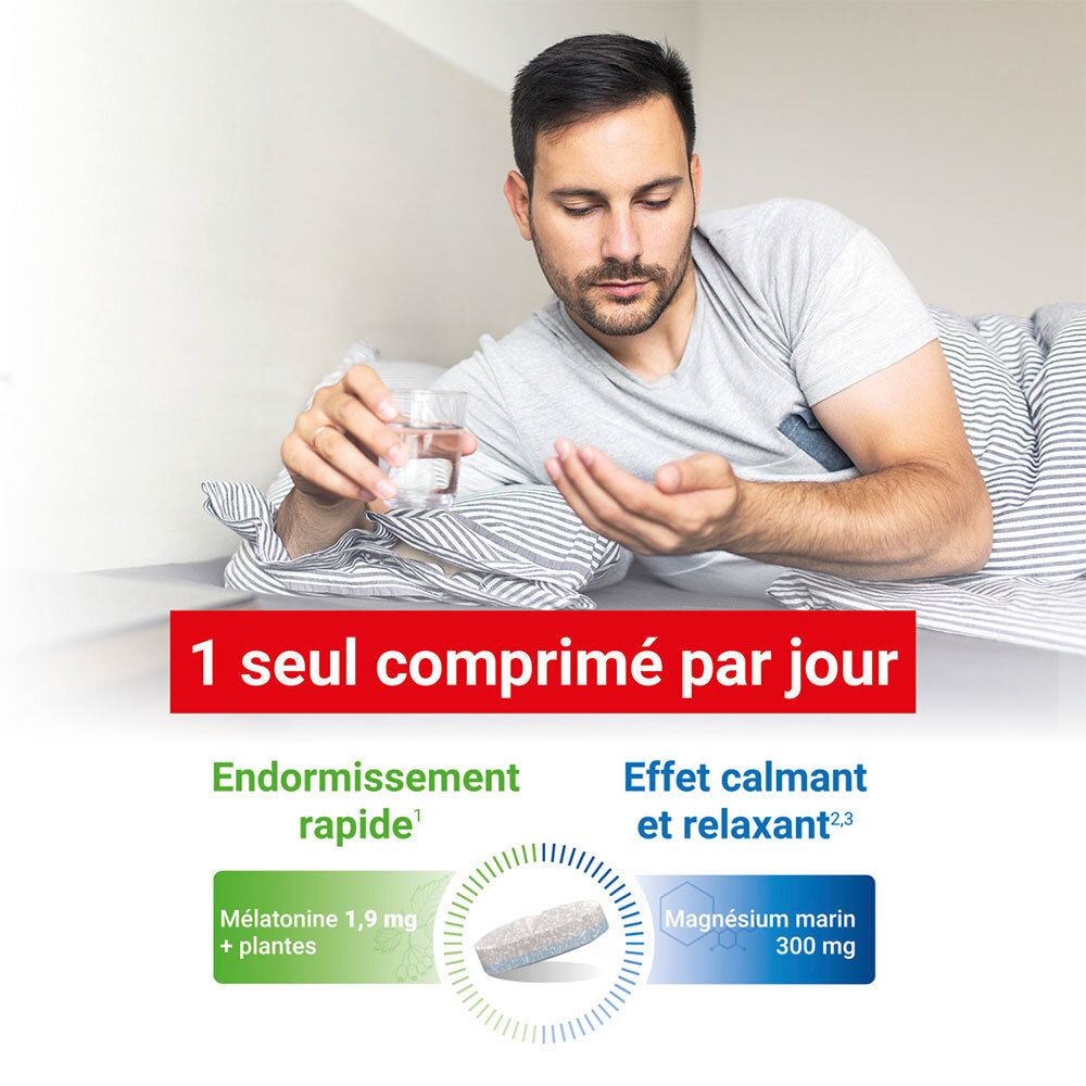 Homme prenant un comprimé Mag 2 Sommeil avec de l'eau.