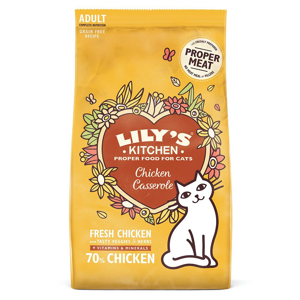 Sac jaune de nourriture pour chats. Inscription : Lily's Kitchen, Chicken Casserole, 70% poulet. Chat blanc.