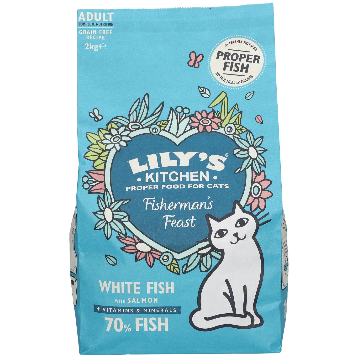 Paquet bleu clair de nourriture pour chats. Inscription : Lily's Kitchen, Fisherman's Feast, White Fish. Illustration de chat. 2kg.