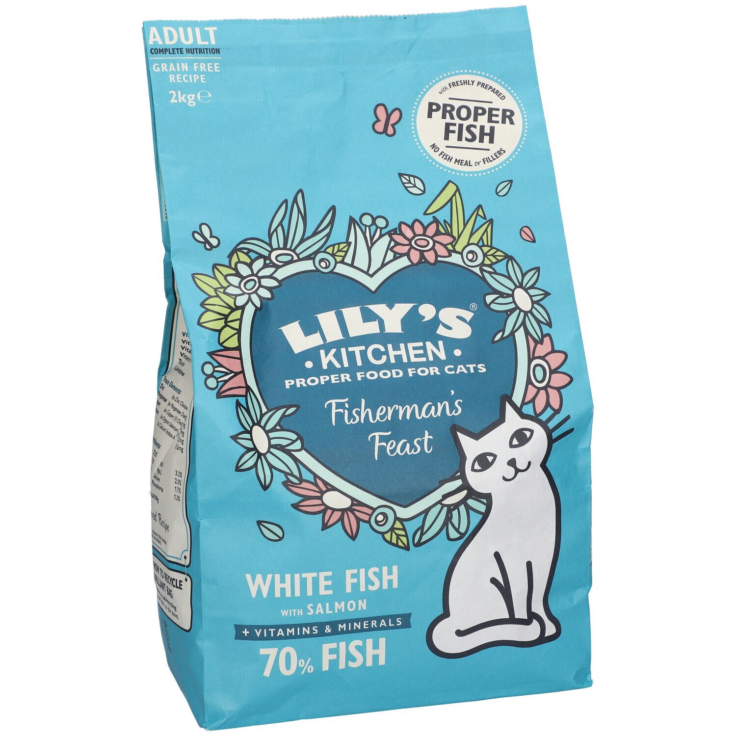 Paquet bleu clair de nourriture pour chats. Inscription : Lily's Kitchen, Fisherman's Feast, White Fish. Illustration de chat. 2kg.