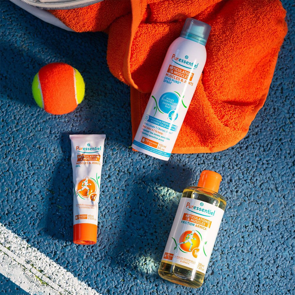Puressentiel Friction Arnica Articulations & Muscles, flacon avec tube et spray à côté d'articles de sport.