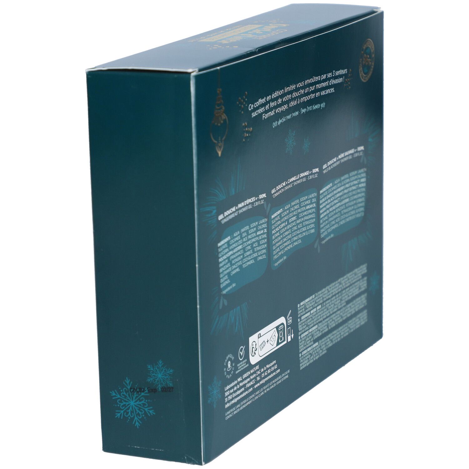 Coffret cadeau bleu foncé, photographié en biais par l'arrière. Du texte et des logos sont visibles au dos. La boîte a des décorations dorées.