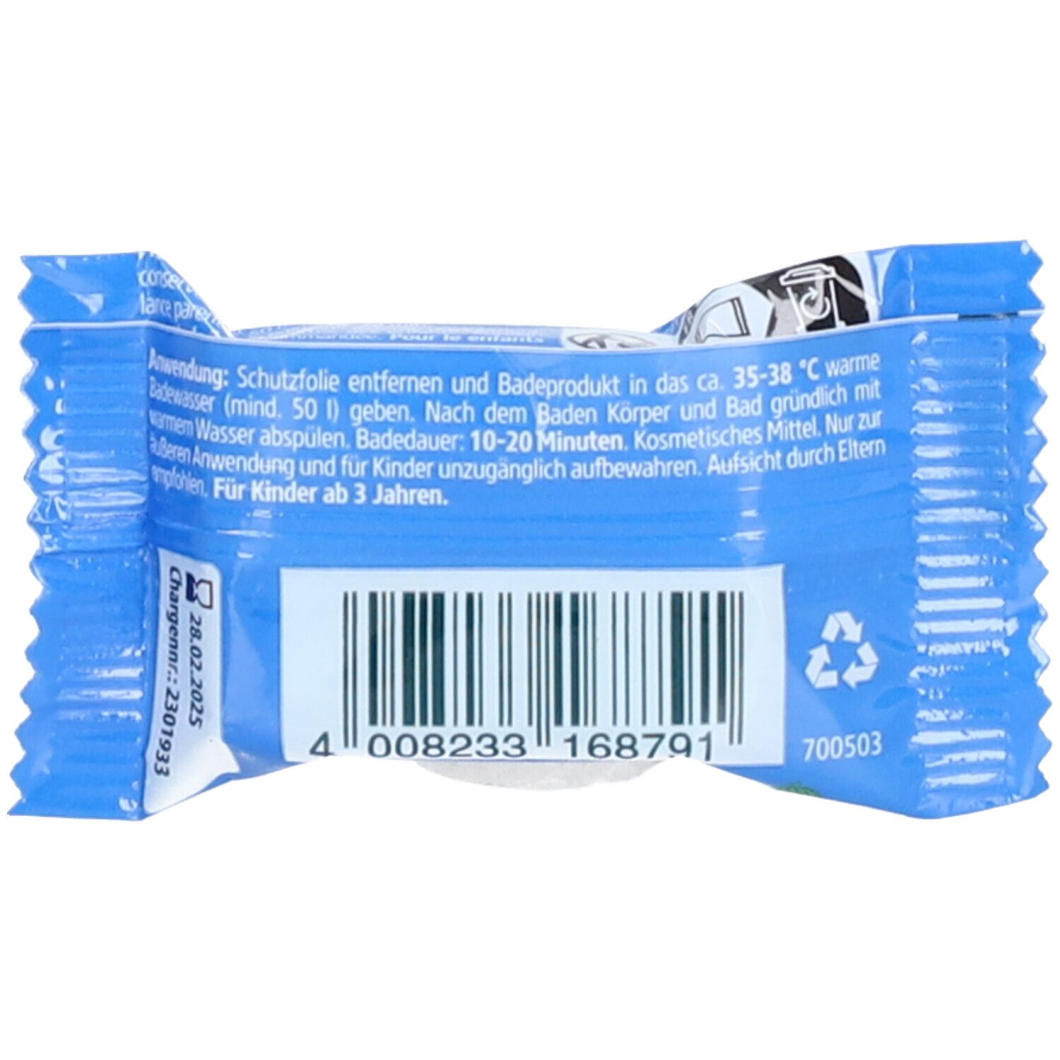 Produit emballé bleu et blanc. Code-barres et informations textuelles au dos. Symbole de recyclage.