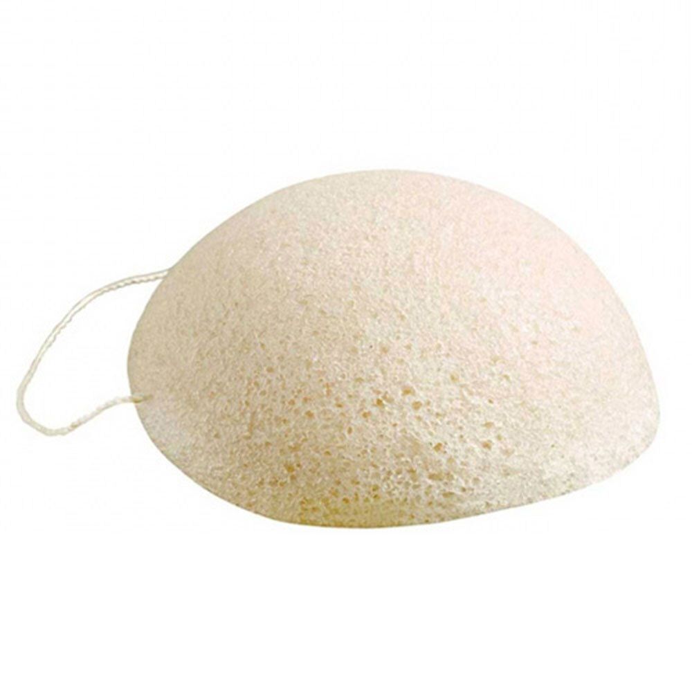 Éponge konjac crème, forme arrondie, avec cordon de suspension.