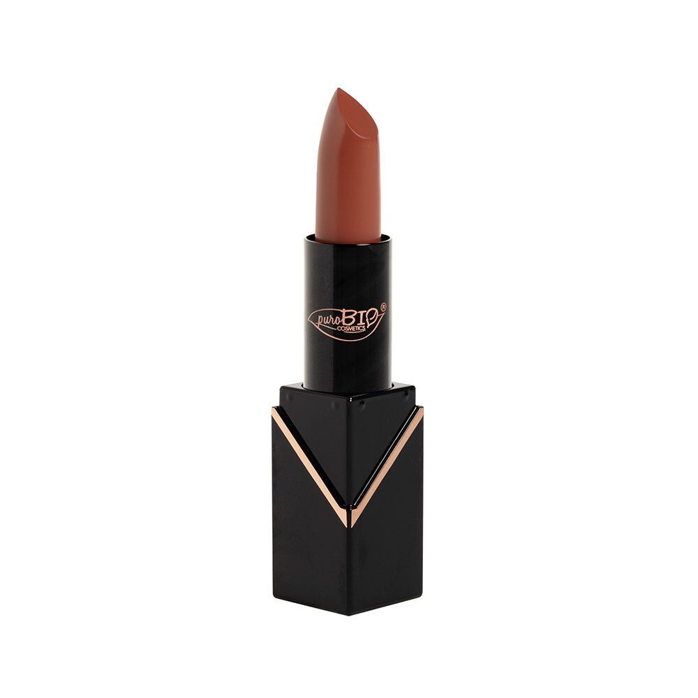 Rouge à lèvres pêche nude dans un étui noir angulaire. Marque PUROBIO visible. Bâton de rouge à lèvres sorti.