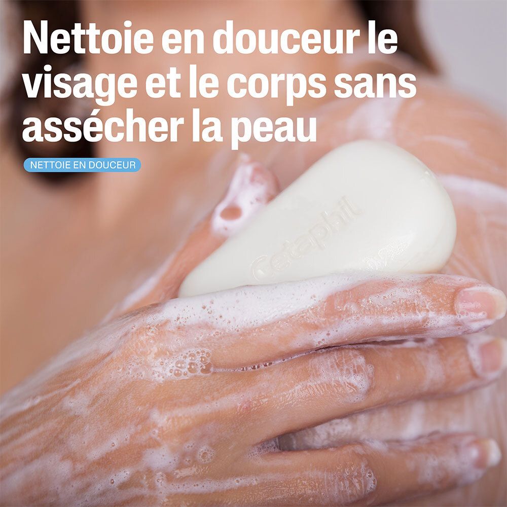 Personne se lave avec Pain de Toilette Cetaphil. Barre de savon blanche avec logo Cetaphil. Mousse.