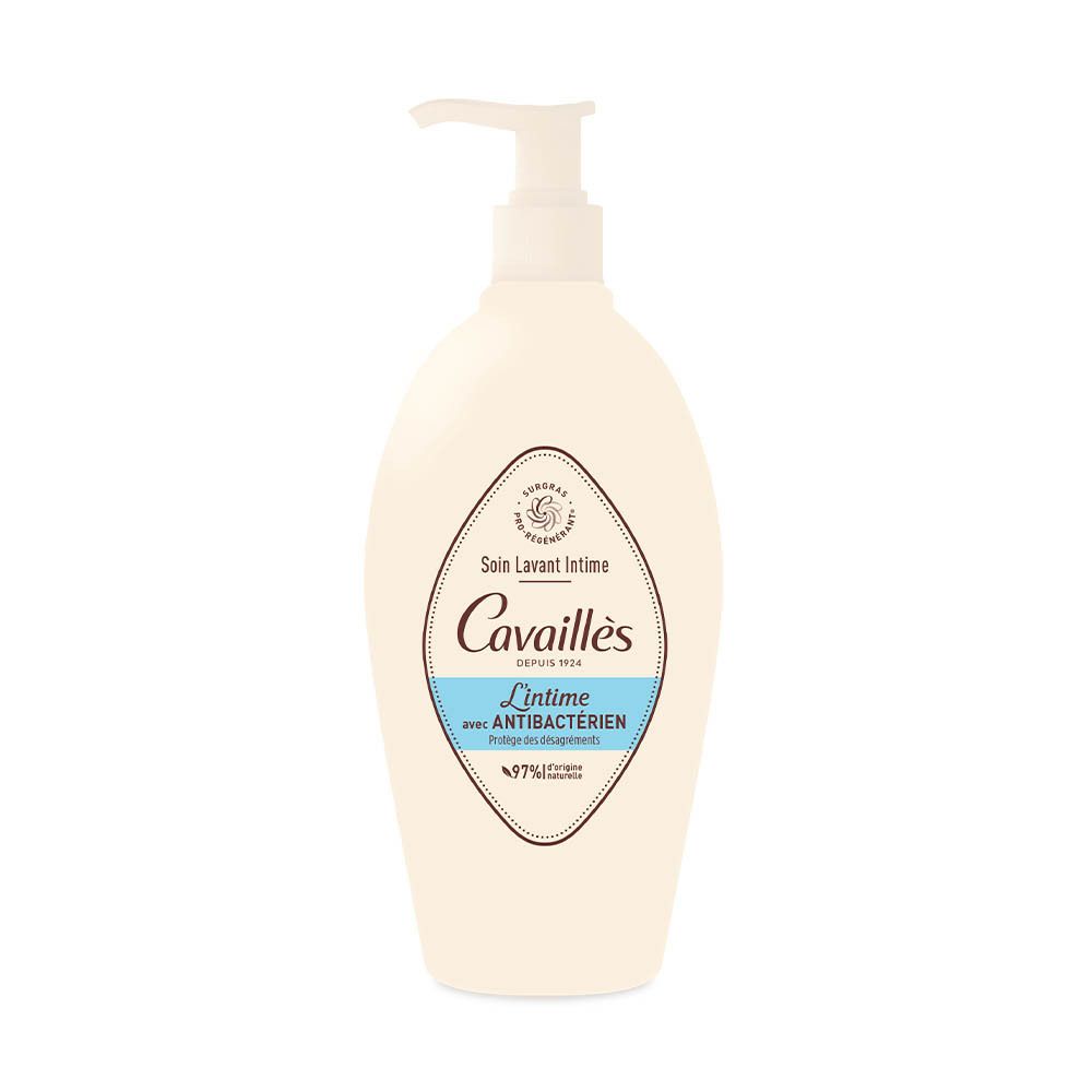 Flacon blanc avec pompe. Inscription: Cavaillès, L'intime, Antibactérien. Étiquette ovale avec texte bleu.