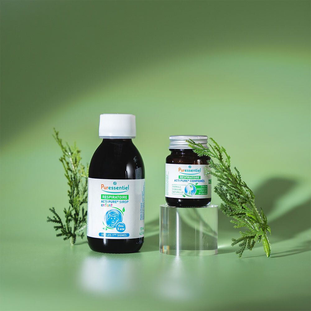 Deux flacons de produits PURESSENTIEL. Inscription : Respiratoire. Sur un piédestal.