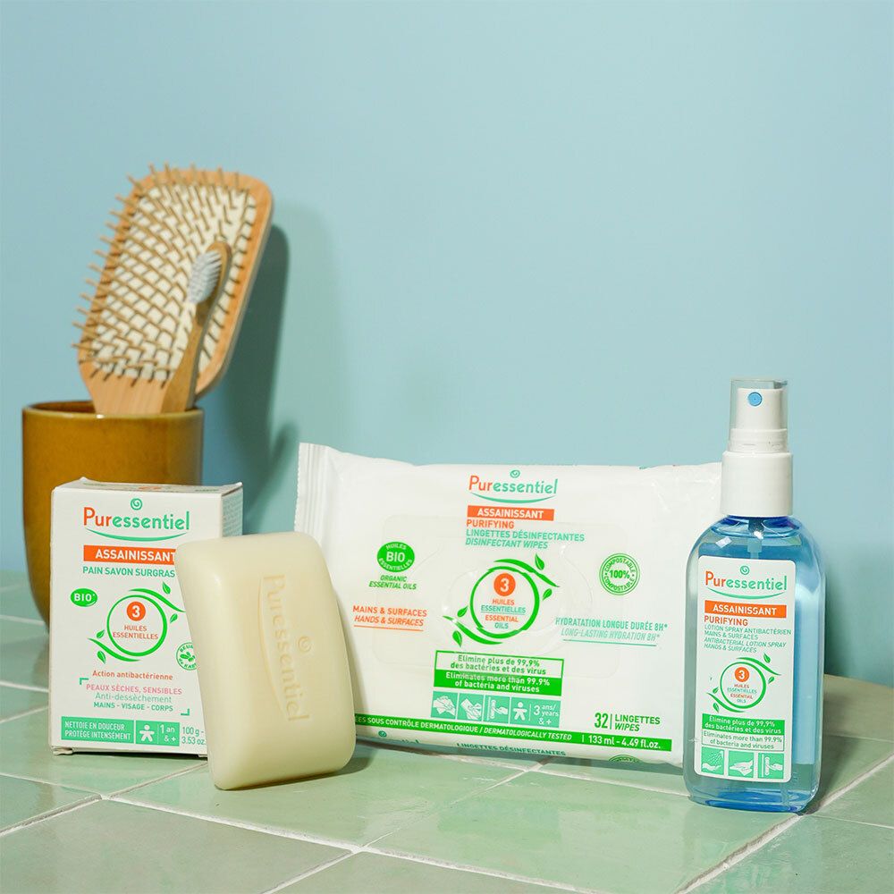 Divers produits Puressentiel : lingettes désinfectantes, savon, spray, etc. Sur fond vert.