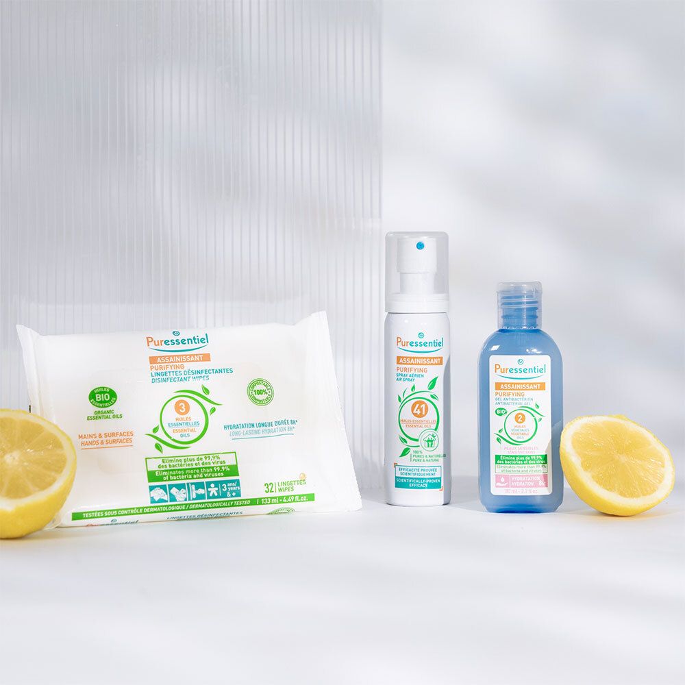 Produits Puressentiel : lingettes désinfectantes, spray, etc. Sur fond blanc avec citron.