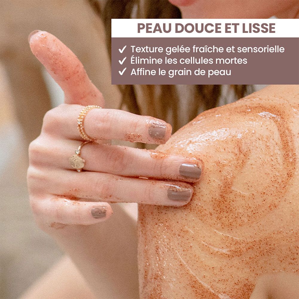 Personne montre gommage sur la peau. Texte: Peau Douce et Lisse. Texture, élimine les cellules mortes, affine le grain de peau.