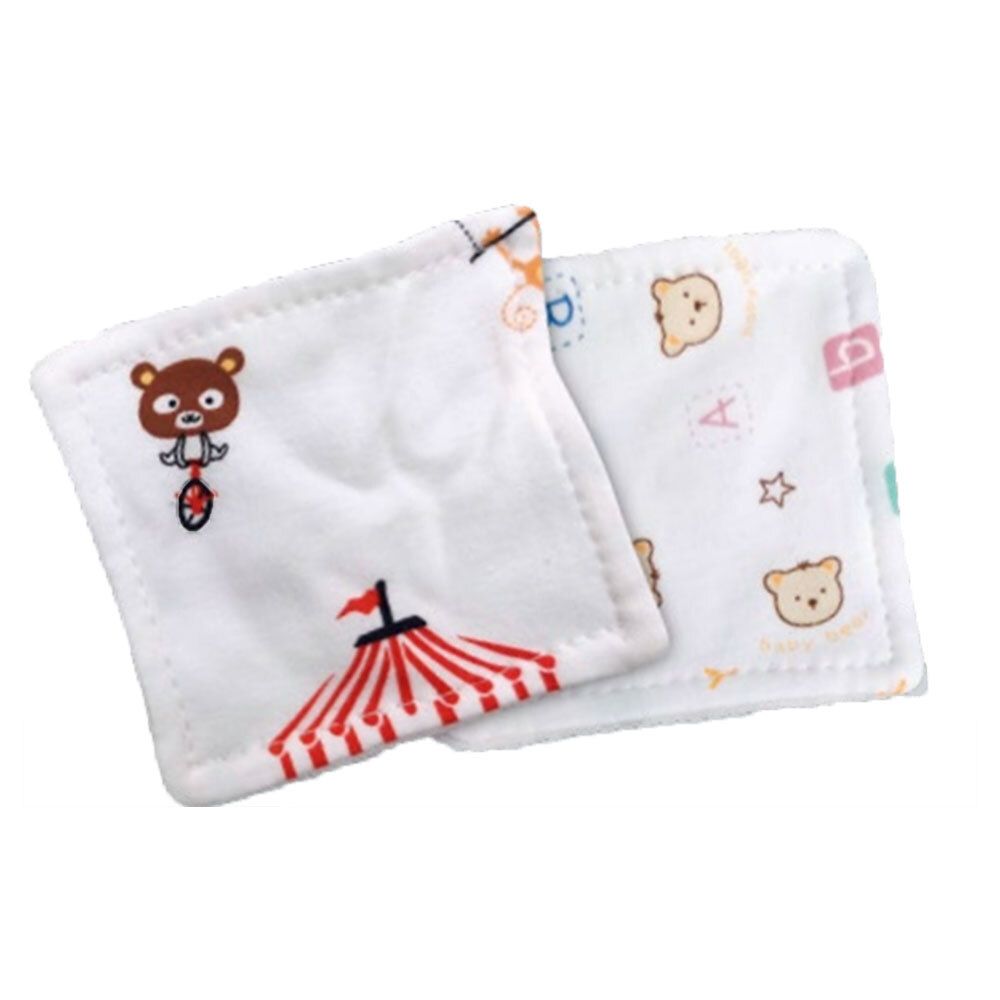 Deux lingettes bébé blanches avec motifs colorés : cirque, ours, lettres et étoiles. Carrées, avec coutures blanches.