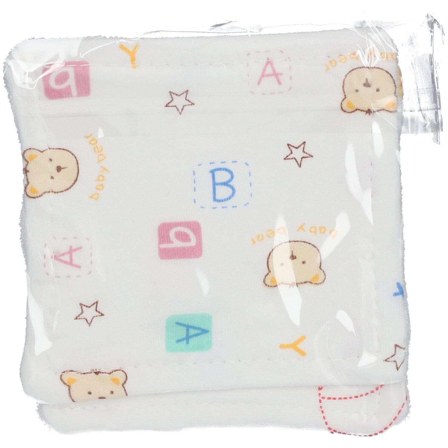 Paquet de lingettes bébé. Lingettes blanches avec ours, lettres et étoiles. Emballé dans du plastique transparent.
