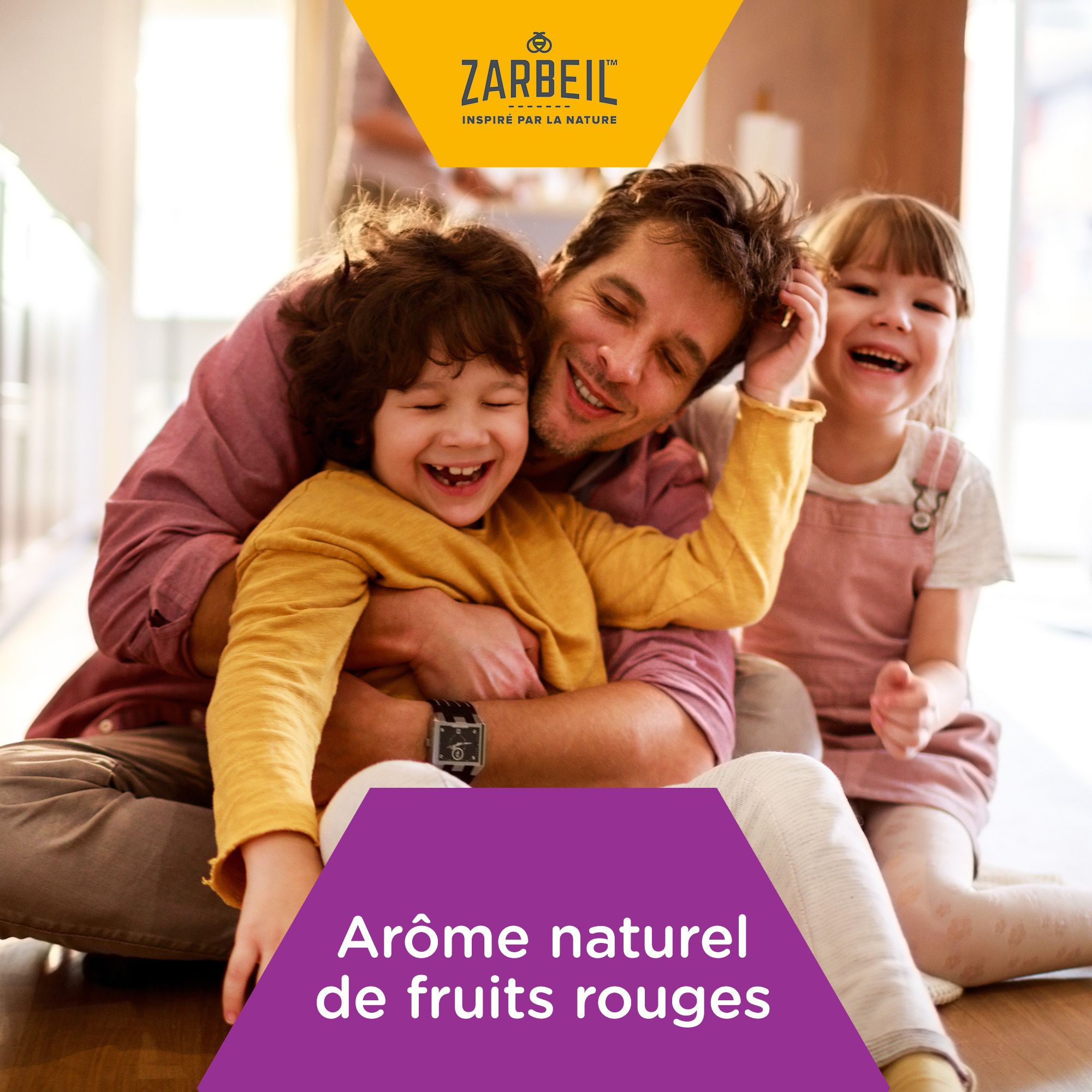 Père et enfants rient. Texte: Arôme naturel de fruits rouges.