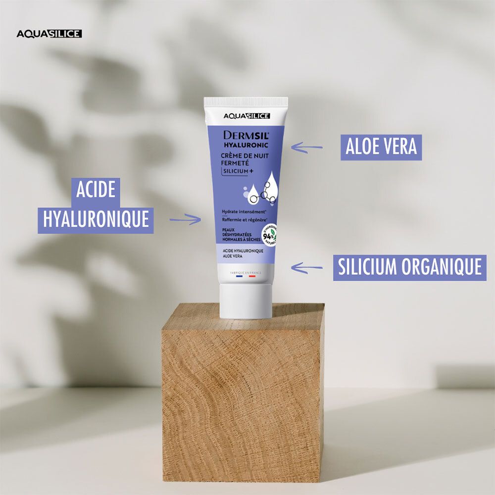 Crème de nuit Aquasilice Dermsil Hyaluronic sur un bloc de bois, avec des flèches indiquant les ingrédients.