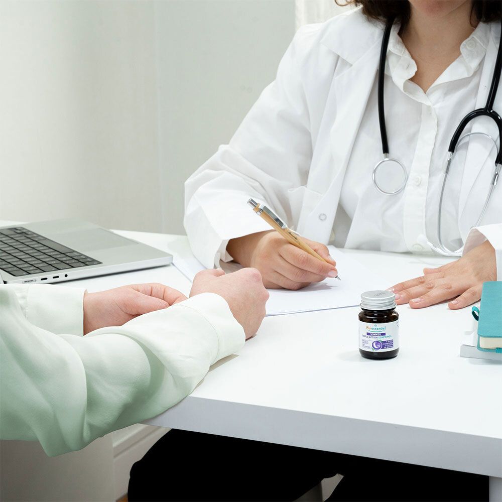 Médecin et patient, flacon sur table. Flacon brun avec étiquette produit. Cabinet médical.