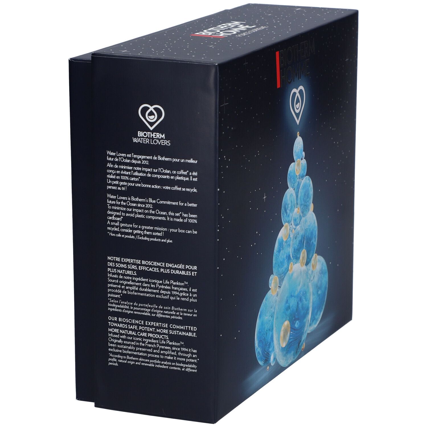 Coffret cadeau bleu foncé BIOTHERM HOMME. Texte sur l'engagement de Biotherm. Représentation d'un sapin de Noël fait de boules bleues.