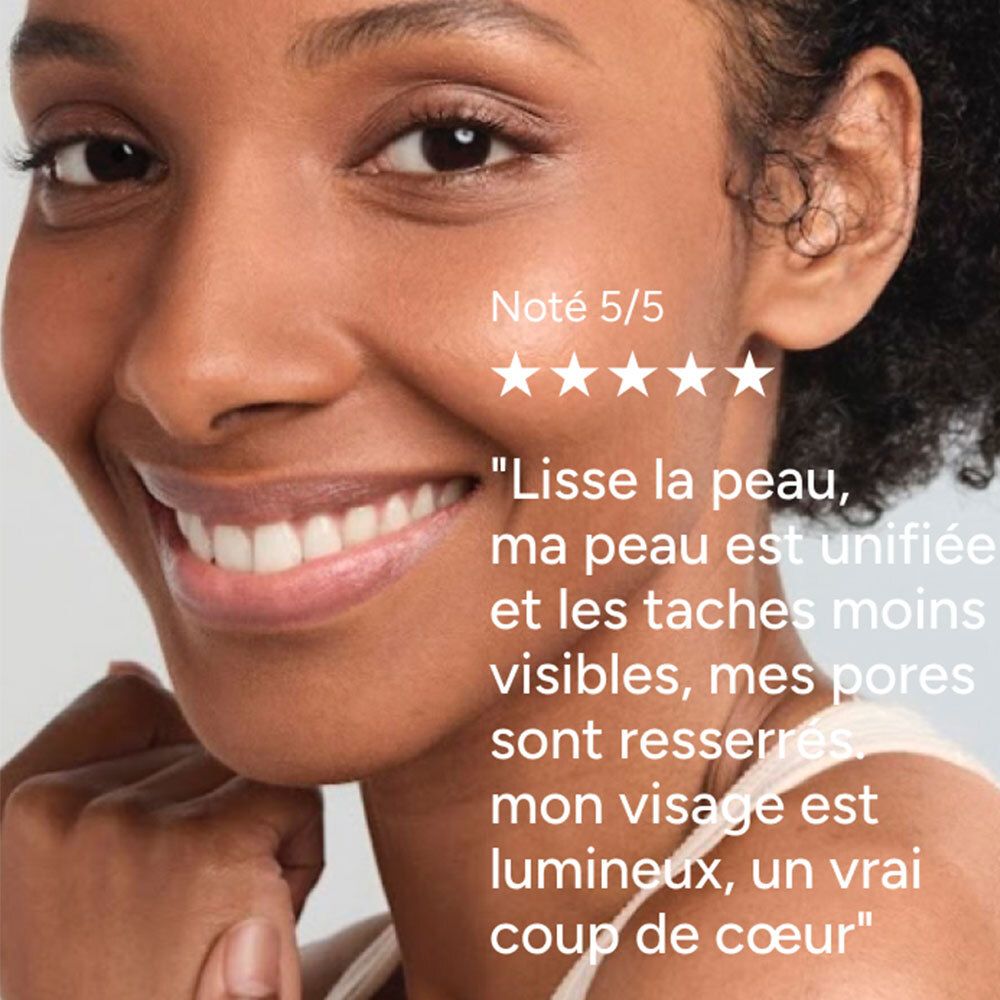 Portrait d'une femme souriante à la peau lisse et unifiée, notée 5/5 étoiles.
