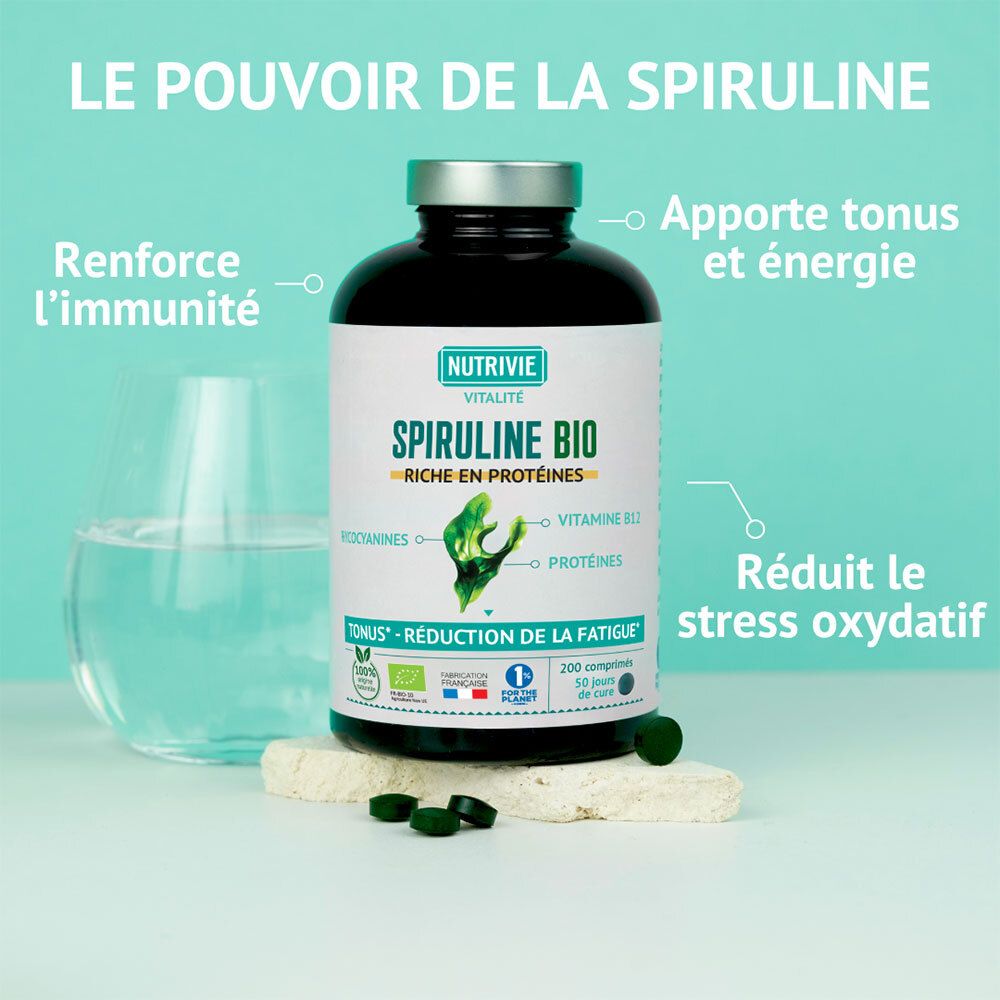 Bouteille NUTRIVIE SPIRULINE BIO près d'un verre d'eau, avec textes sur l'immunité et l'énergie.
