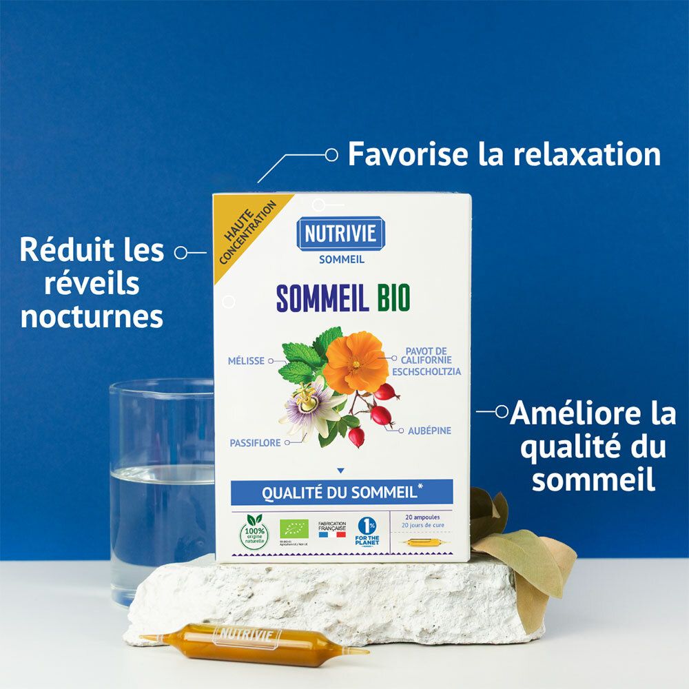 Boîte NUTRIVIE SOMMEIL BIO AMP 20 près d'un verre d'eau et d'une ampoule, avec textes sur relaxation et qualité du sommeil.
