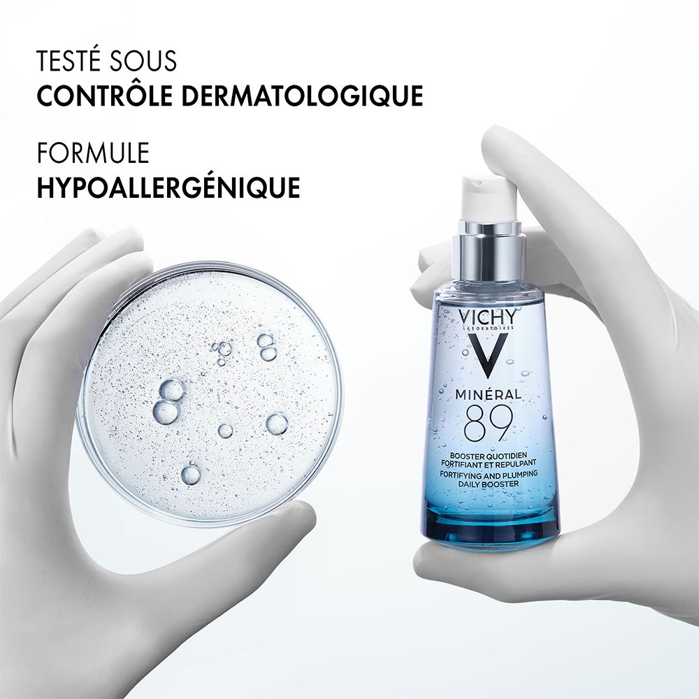 Mains tenant flacon de sérum et boîte de Pétri. Texte: Testé sous contrôle dermatologique. Formule hypoallergénique.