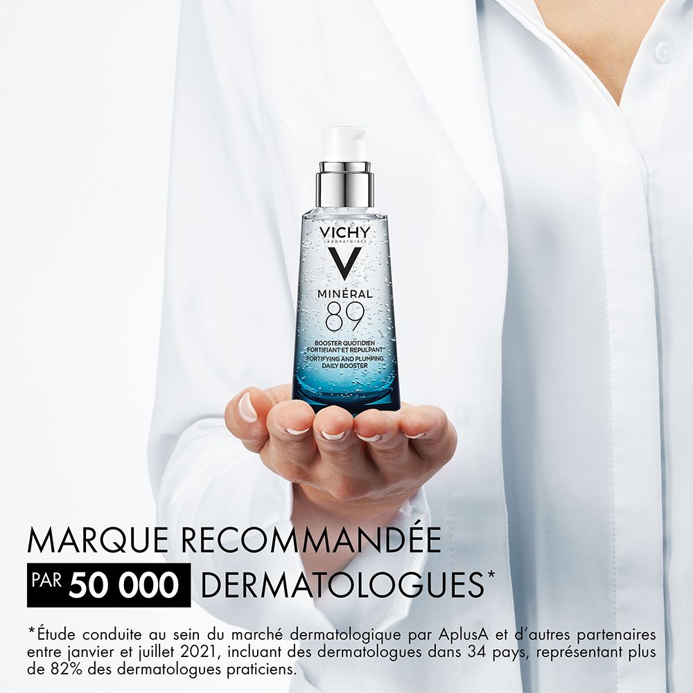 Main tenant un flacon de sérum. Texte: Marque recommandée par 50 000 dermatologues. Étude AplusA.