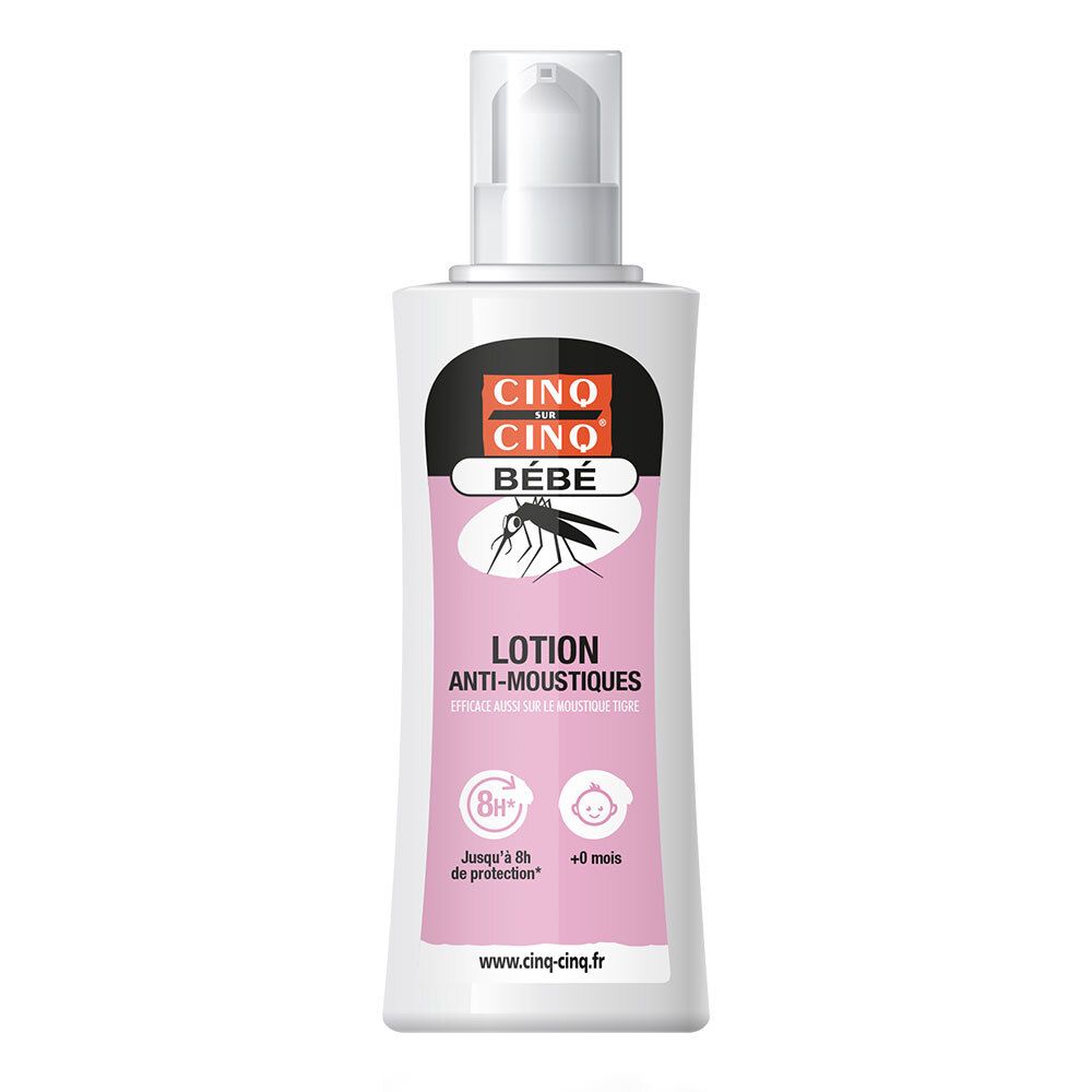 Flacon blanc avec pompe. Étiquette noire avec logo et texte. Zone rose avec illustration d'insecte et texte. "Lotion Anti-Moustiques Bébé".