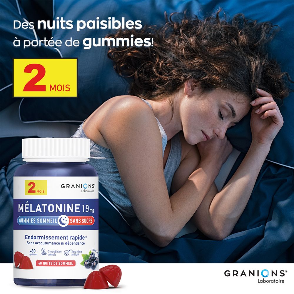 Femme au lit avec flacon. Mélatonine 1,9 mg, Gummies sommeil, sans sucre. 60 gummies. Texte : Dès nuits paisibles.