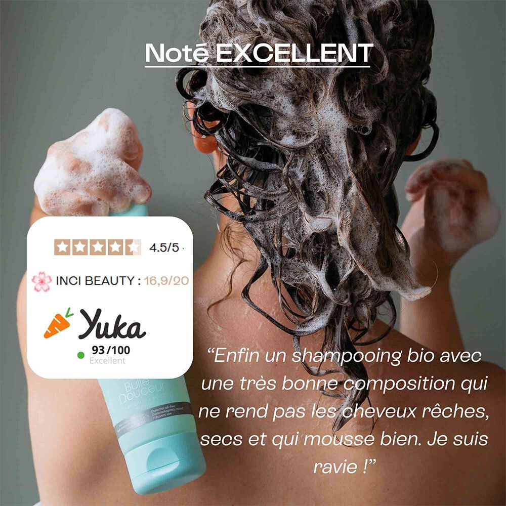 Femme aux cheveux moussants, flacon produit et récompenses (Yuka, Inci Beauty).