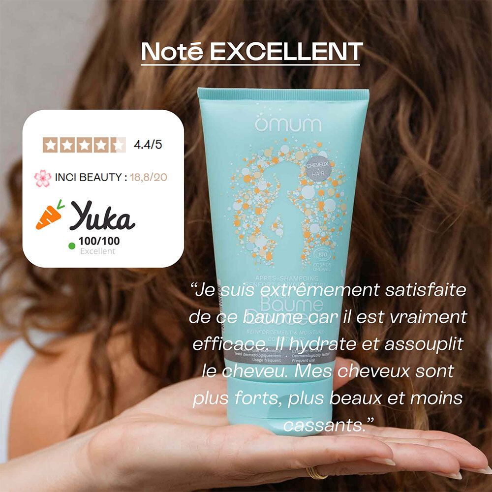 Tube Omum dans la main d'une femme, avec avis client et label Yuka.