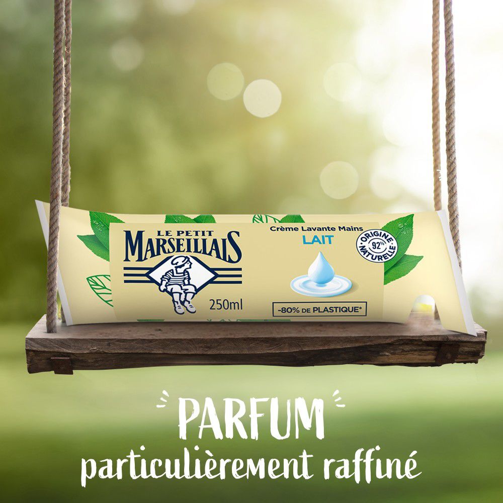 Sachet de Crème lavante Mains Lait sur une balançoire. Marque Le Petit Marseillais. Texte: Parfum.
