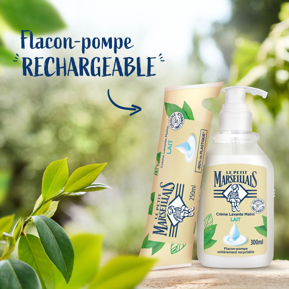 Sachet et flacon de Crème lavante Mains Lait. Marque Le Petit Marseillais. Texte: Rechargeable.