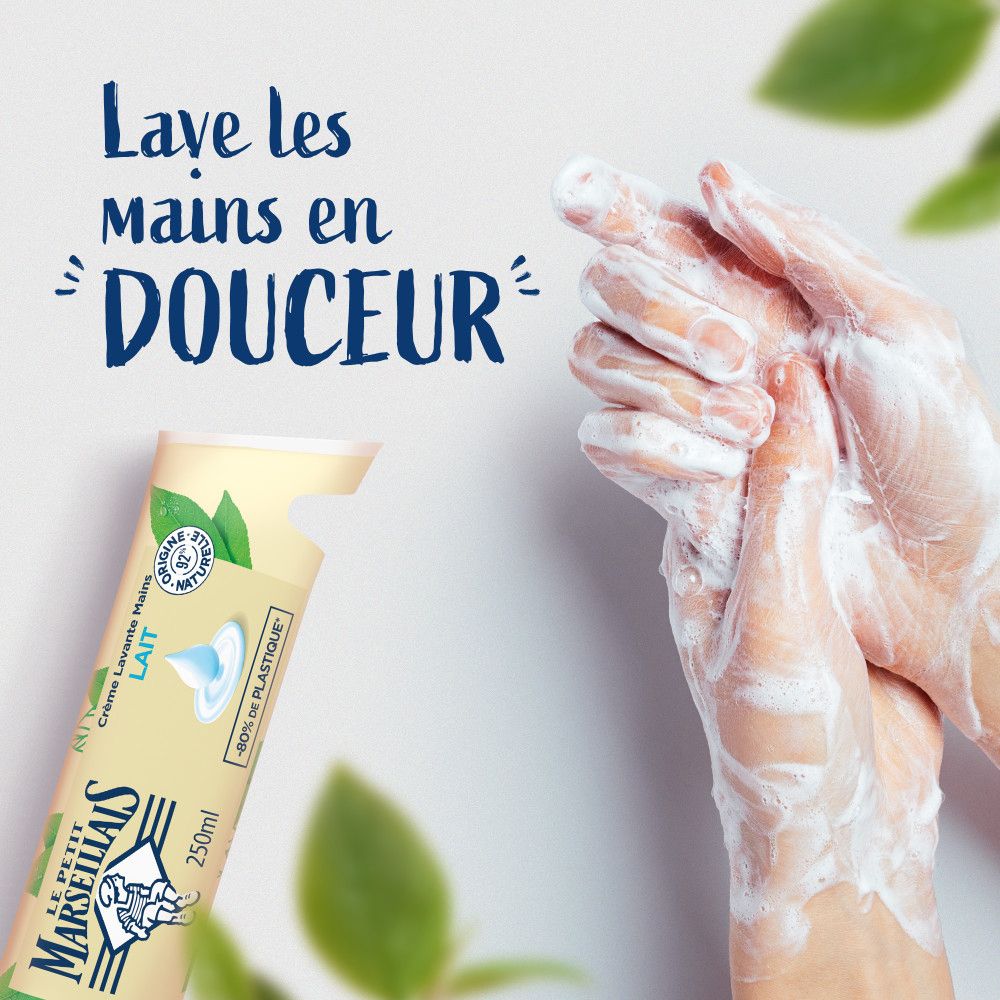 Mains avec mousse de savon. Sachet de Crème lavante Mains Lait. Texte: Lave les mains en douceur.