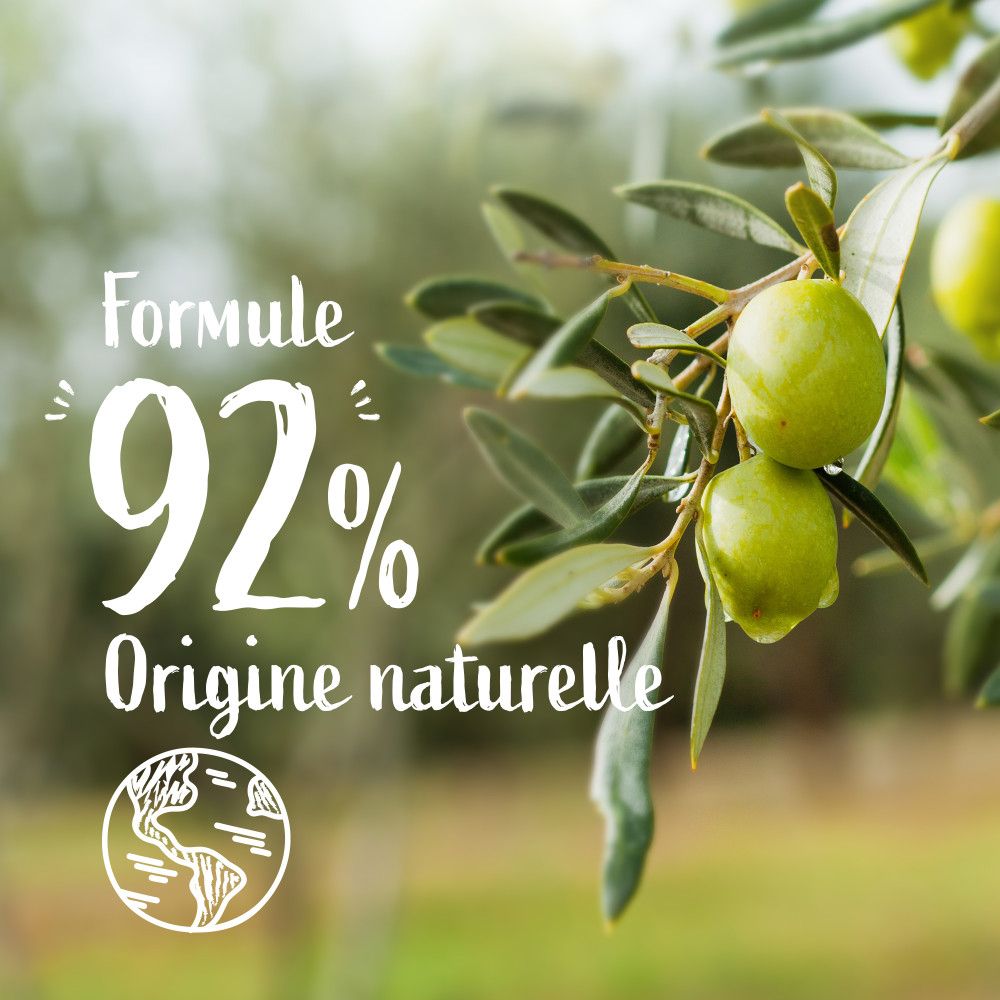 Gros plan sur des olives et des feuilles. Texte : Formule 92% Origine naturelle.