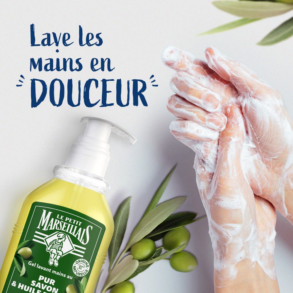 Mains avec mousse. Texte : Lave les mains en douceur. Flacon et branche d'olivier.