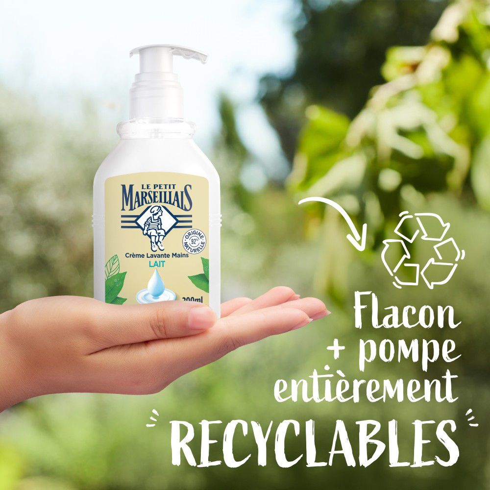 Main tenant un flacon. Texte: Flacon + pompe entièrement recyclables. Logo de recyclage.