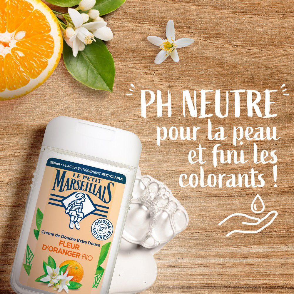 Flacon de Crème de Douche Bio Fleur d’Oranger Le Petit Marseillais. Texte : pH neutre pour la peau. Fleurs et savon.