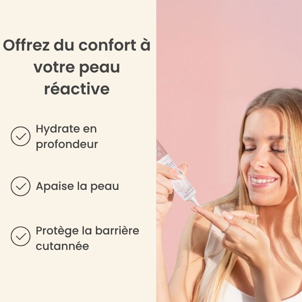 Femme appliquant le produit. Texte: Offrez du confort à votre peau réactive. Hydrate en profondeur. Apaise la peau. Protège la barrière cutanée.